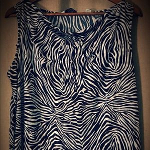 Holly robinson peete LG maternity sleeveless top